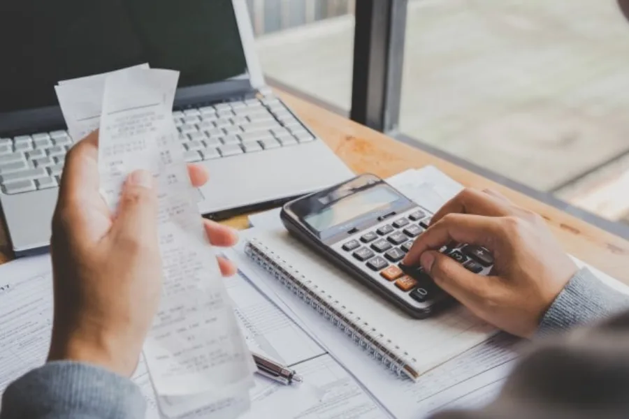 ۳. اطلاعات هویتی و کسب و کار را بررسی کنید